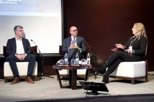 15. godi&scaron;nji susret gradonačelnika i poduzetnika 48 sati 2023. Panel: Održivost i urbana mobilnost. Branimir &Scaron;teko, Sa&scaron;a Bart i Ksenija Pu&scaron;karić
