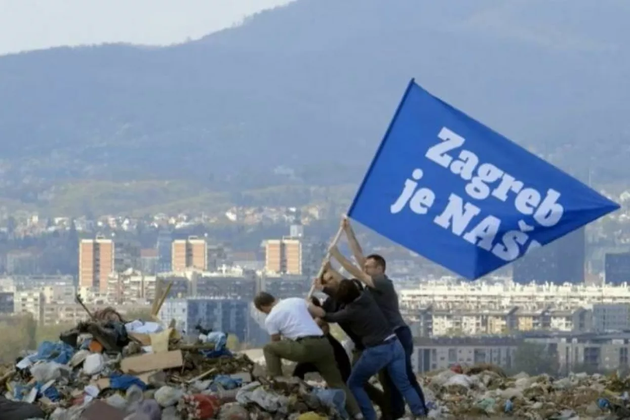 Tomislav Toma&scaron;ević diže zastavu na Jaku&scaron;evcu (2017.)
