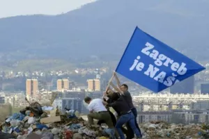 Tomislav Toma&scaron;ević diže zastavu na Jaku&scaron;evcu (2017.)