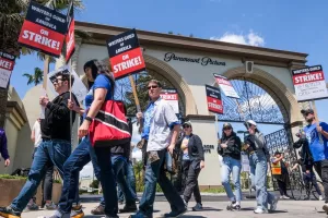 Members of the The Writers Guild of America (WGA) picket outside Paramount Pictures on Friday, May 5, 2023, in Los Angeles.<br>&Scaron;trajk glumaca, scenarista i pisaca u Hollywoodu