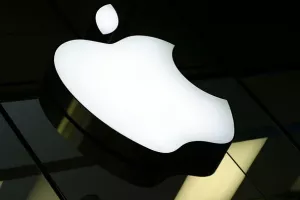 Mnoge od &scaron;pijunskih aplikacija napravljene su za Android, budući da je na taj operativni sustav lak&scaron;e postaviti zlonamjernu aplikaciju nego na one koje pokreće iOs (npr. iPhone) jer takvi uređaji imaju stroža ograničenja o tome kakve se aplikacije mogu instalirati i kojim podacima se može pristupiti