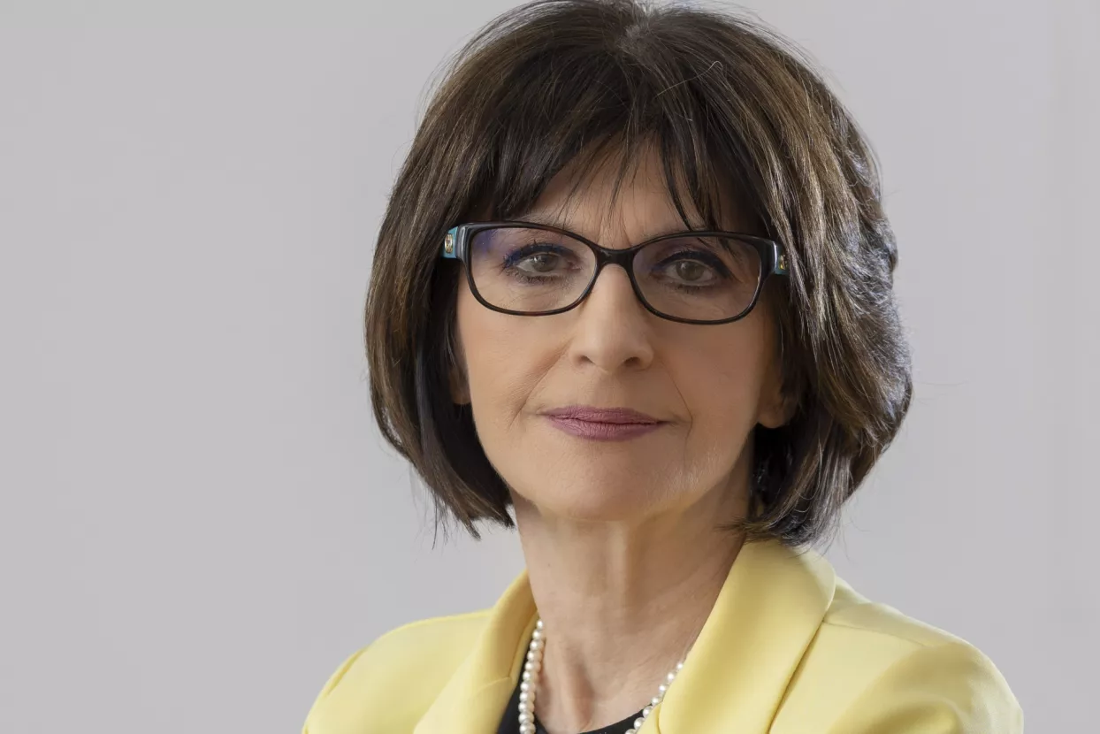 Gordana Kovačević,<br>predsjednica Ericssona Nikole Tesle: <br><br>Nastavljamo s daljnjim razvojem i ulaganjem u održivu budućnost <br>- Unatoč složenoj makroekonomskoj i geopolitičkoj situaciji, poslovni rezultati Ericsson Nikola Tesla Grupe za prvo tromjesečje 2023. pokazali su nastavak stabilnog poslovanja, &scaron;to očekujemo i dalje. Brojni na&scaron;i kupci prepoznali su u Ericssonu Nikoli Tesli pouzdanog partnera, a s obzirom na raznoliku primjenu suvremene tehnologije, kao tehnolo&scaron;kom lideru cilj nam je izgraditi ekosustav koji počiva na integritetu i etičnosti te profesionalnim partnerskim odnosima sa svim dionicima i u najizazovnijim trži&scaron;nim okolnostima. Izazovi su nam zajednički s tvrtkama koje posluju na globalnom trži&scaron;tu &ndash; složena makroekonomska situacija, inflatorni pritisci, poremećaji u nabavnom lancu... Sa svim izazovima se adekvatno nosimo i stabilno poslujemo primjenjujući integrirani sustav upravljanja rizicima koji zahtijeva kontinuirano praćenje i prilagođavanje trži&scaron;nim uvjetima i okolnostima. Ericsson Nikola Tesla Grupa ima veliki intelektualni i inovacijski potencijal. Na&scaron; tim uključuje vi&scaron;e od 1800 softver dizajnera koji rade na najnovijim tehnologijama, brojne stručnjake koji rade na modernizaciji mreža globalnih operatora i eksperte s domenskim znanjima iz različitih industrija te najveći R&D Centar u RH i &scaron;ire. Nastavljamo s daljnjim razvojem i ulaganjem u na&scaron;u održivu budućnost. To podrazumijeva ulaganja u stručnjake i jačanje njihovih kompetencija, u nova rje&scaron;enja, proizvode i usluge, nove poslovne segmente i potencijalne akvizicije kako bismo osnažili tehnolo&scaron;ko liderstvo te potvrdili poziciju velikog hrvatskog izvoznika i vodećeg izvoznika softvera. Uključeni smo u niz programa sufinanciranih EU sredstvima. Vidimo značajan poslovni potencijal u brojnim strate&scaron;kim projektima financiranim sredstvima NPOO-a. Smatramo da imamo izvrsna rje&scaron;enja i stručne kapacitete koji mogu odgovoriti i na najsloženije zahtjeve naručitelja korisnika NPOO sredstava. Koristimo najsuvremenije tehnologije u kreiranju na&scaron;ih rje&scaron;enja i orijentirani smo na razvoj softvera i primjenu ICT-a u raznim domenama ljudskog djelovanja pa i u svojim svakodnevnim procesima primjenjujemo data science and analytics te tehnologiju koja sadrži AI algoritme koji osiguravaju rje&scaron;enja pojedinih problema ili pomažu u automatizaciji procesa. Zalažemo se za odgovornu primjenu umjetne inteligencije koja uvažava sve etičke i ostale norme kao i standardizirani pristup u radu s velikim podacima.<br>