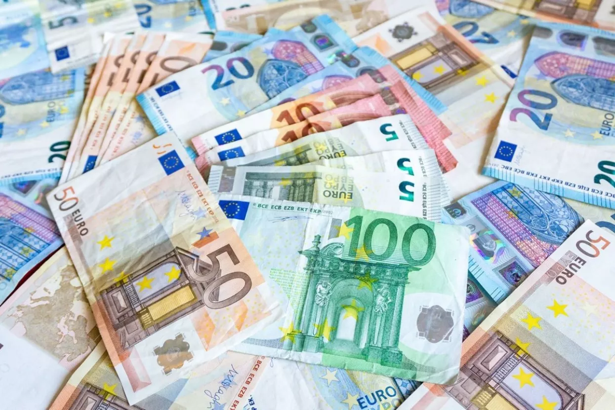 Procjena da će za ostvarenje Europskog zelenog plana biti potrebno najmanje bilijun eura tijekom sljedećih deset godina, možda je i konzervativna s obzirom na to da plan zapravo smjera u potpunosti restrukturirati ne samo europsko gospodarstvo, nego i dru&scaron;tvo u cjelini u smjeru koji je za trži&scaron;nu ekonomiju dosada bio nepojmljiv