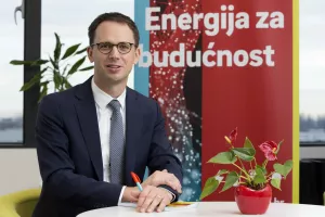 Andreas R&ouml;rig,<br>predsjednik Uprave E.ON Hrvatska: <br>Postat ćemo platforma za održivu zelenu energetsku tranziciju Europe<br><br>- U E.ON-u vjerujemo da možemo pomoći u postizanju klimatskih ciljeva kori&scaron;tenjem na&scaron;ih energetskih rje&scaron;enja i usluga kojima i kupcima omogućavamo da poduzmu održivije korake i daju svoj doprinos. Predani smo cilju postizanja ugljične neutralnosti do 2040. godine za na&scaron;e izravne poslovne aktivnosti te do 2050. za neizravne. Energetske mreže su ključ dekarbonizacije jer se energetska tranzicija događa upravo kroz njih gdje je i spojena većina distribucije energije dobivene iz obnovljivih izvora energije. E.ON je u boljoj poziciji od bilo koje druge energetske kompanije u Europi da odigra odlučujuću ulogu u dekarbonizaciji, &scaron;to je ujedno i veliki zadatak i odgovornost. Diljem Europe nudimo &scaron;irok portfelj rje&scaron;enja i usluga za dekarbonizaciju i aktivno uključenje na&scaron;ih kupaca u ove ciljeve, poput energetskih rje&scaron;enja za kućanstva s nultom emisijom ugljičnog dioksida, zelene tarife, mreže punionica za električna vozila, rje&scaron;enja za dekarbonizaciju za velike industrijske kupce pa čak i gradove. Održivost i dru&scaron;tveno odgovorno poslovanje za nas nisu novitet, posljednjih 30 godina ulažemo i razvijamo projekte i partnerstva vezane za obnovljive izvore energije. Pouzdana i sigurna isporuka energije temelj je za neometano poslovanje i svakodnevicu. Fosilni izvori energije imali su i jo&scaron; imaju bitnu ulogu jer nemoguće preko noći promijeniti cijeli energetski sustav. Ali i taj sustav pogonjen fosilnim gorivima ima svoja ograničenja. Prihvatili smo se odgovornosti i izazova energetske tranzicije, ali tako značajne promjene podrazumijevaju partnerstva i suradnje. Zato i na&scaron;e kupce, ali i na&scaron;e zaposlenike vidimo kako ključne partnere koji će ovaj veliki i važan zadatak zajedno s nama rije&scaron;iti za dobrobit cijelog planeta i dru&scaron;tva. S tim ciljem posljednji su mjeseci provedeni u revidiranju i razvijanju nove poslovne strategije E.ON grupe koja će dati jasnu viziju budućnosti na&scaron;e kompanije. U godinama koje slijede E.ON će postati platforma za održivu zelenu energetsku tranziciju Europe<br>
