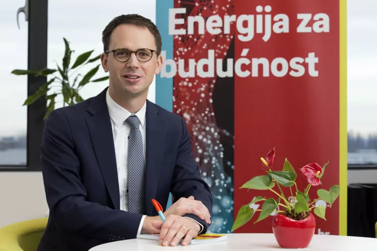 Andreas R&ouml;rig,<br>predsjednik Uprave E.ON Hrvatska: <br>Postat ćemo platforma za održivu zelenu energetsku tranziciju Europe<br><br>- U E.ON-u vjerujemo da možemo pomoći u postizanju klimatskih ciljeva kori&scaron;tenjem na&scaron;ih energetskih rje&scaron;enja i usluga kojima i kupcima omogućavamo da poduzmu održivije korake i daju svoj doprinos. Predani smo cilju postizanja ugljične neutralnosti do 2040. godine za na&scaron;e izravne poslovne aktivnosti te do 2050. za neizravne. Energetske mreže su ključ dekarbonizacije jer se energetska tranzicija događa upravo kroz njih gdje je i spojena većina distribucije energije dobivene iz obnovljivih izvora energije. E.ON je u boljoj poziciji od bilo koje druge energetske kompanije u Europi da odigra odlučujuću ulogu u dekarbonizaciji, &scaron;to je ujedno i veliki zadatak i odgovornost. Diljem Europe nudimo &scaron;irok portfelj rje&scaron;enja i usluga za dekarbonizaciju i aktivno uključenje na&scaron;ih kupaca u ove ciljeve, poput energetskih rje&scaron;enja za kućanstva s nultom emisijom ugljičnog dioksida, zelene tarife, mreže punionica za električna vozila, rje&scaron;enja za dekarbonizaciju za velike industrijske kupce pa čak i gradove. Održivost i dru&scaron;tveno odgovorno poslovanje za nas nisu novitet, posljednjih 30 godina ulažemo i razvijamo projekte i partnerstva vezane za obnovljive izvore energije. Pouzdana i sigurna isporuka energije temelj je za neometano poslovanje i svakodnevicu. Fosilni izvori energije imali su i jo&scaron; imaju bitnu ulogu jer nemoguće preko noći promijeniti cijeli energetski sustav. Ali i taj sustav pogonjen fosilnim gorivima ima svoja ograničenja. Prihvatili smo se odgovornosti i izazova energetske tranzicije, ali tako značajne promjene podrazumijevaju partnerstva i suradnje. Zato i na&scaron;e kupce, ali i na&scaron;e zaposlenike vidimo kako ključne partnere koji će ovaj veliki i važan zadatak zajedno s nama rije&scaron;iti za dobrobit cijelog planeta i dru&scaron;tva. S tim ciljem posljednji su mjeseci provedeni u revidiranju i razvijanju nove poslovne strategije E.ON grupe koja će dati jasnu viziju budućnosti na&scaron;e kompanije. U godinama koje slijede E.ON će postati platforma za održivu zelenu energetsku tranziciju Europe<br>