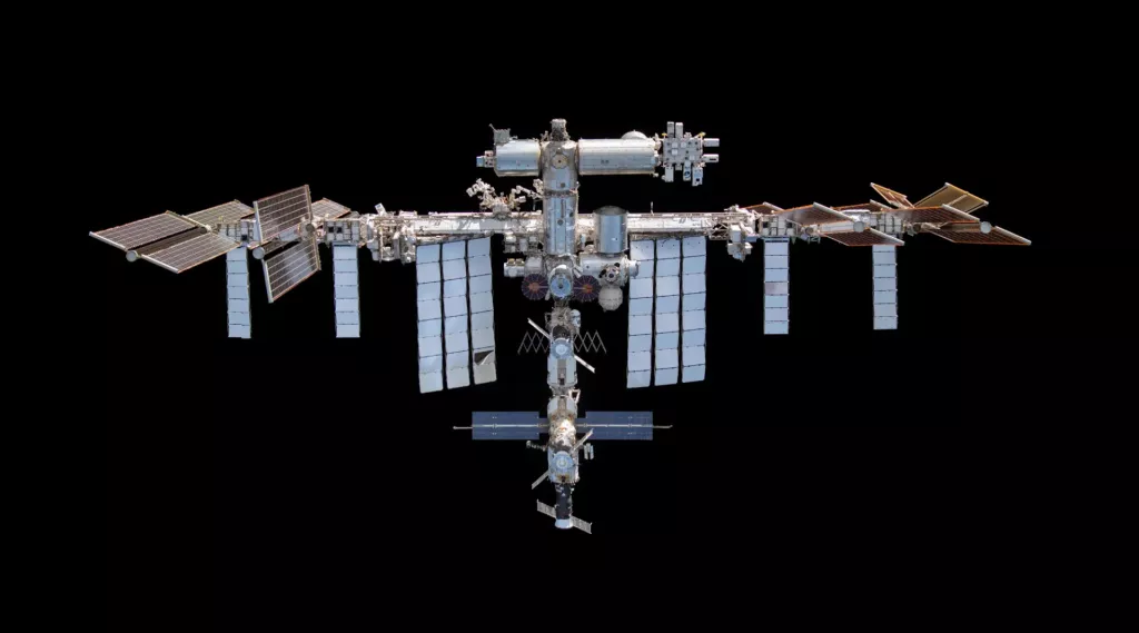 Međunarodna svemirska stanica smje&scaron;tena je na visini od otprilike 420 kilometara iznad Zemlje i obiđe je približno 90 minuta. Ta grdosija težine 400 tona i dužine 70 metara, uskoro će ugostiti zadnje astronaute i znanstvenike jer se godina razgradnje ili rastavljanja pomalo bliži