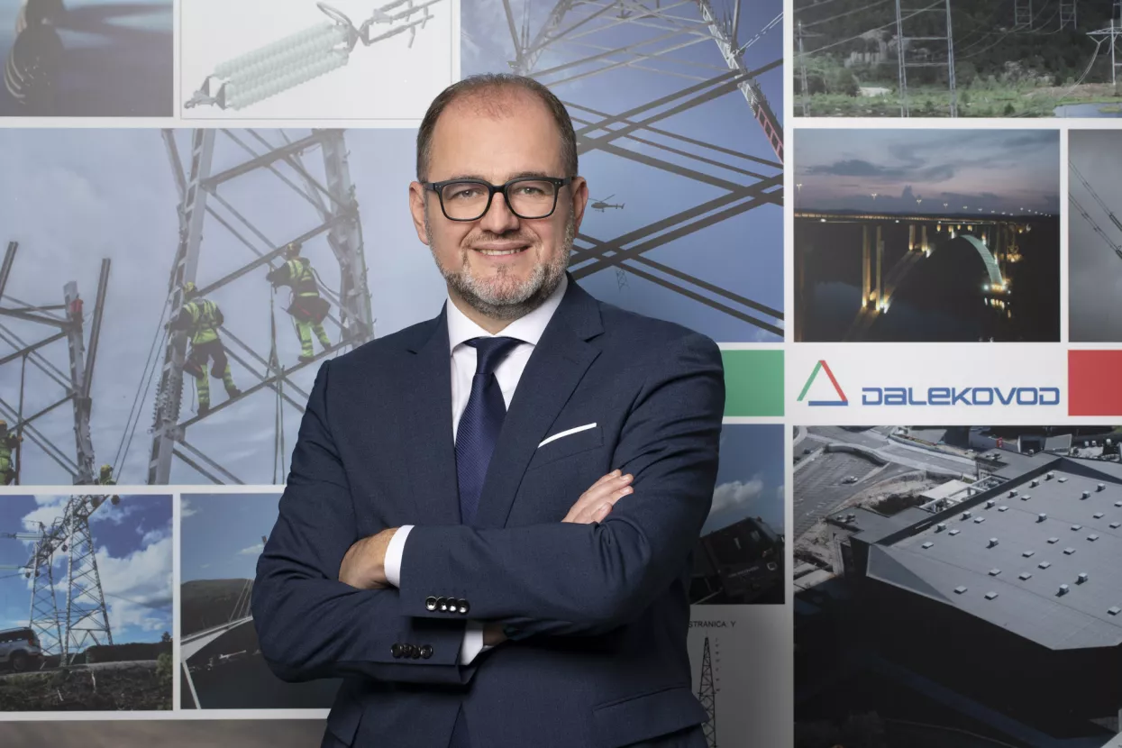 DaTomislav Rosandić,<br>predsjednik Uprave Dalekovoda:<br><br>Jo&scaron; uspje&scaron;nije iskori&scaron;tavanje sirovina i energenata vodi nas korak naprijed <br>- Uspje&scaron;ni poslovni rezultati za Dalekovod Grupu predstavljaju vi&scaron;e od brojčanih pokazatelja, a u tom spletu, okoli&scaron;ni, dru&scaron;tveni i upravljački ciljevi su usko povezani i vode u istom smjeru. Dalekovod je od 2010. godine član UN Global Compacta čime se obvezao na po&scaron;tivanje brojnih načela koje propisuje, među kojima su za&scaron;tita okoli&scaron;a, borba protiv korupcije te po&scaron;tivanje ljudskih i radnih prava. Uz brigu o ljudima i zajednici u kojoj poslujemo, za nas je jednako važno i očuvanje okoli&scaron;a, čemu svjedoče na&scaron;e brojne mjere u proizvodnim pogonima i na gradili&scaron;tima. Sprečavanje nastanka prekomjernog otpada, smanjivanje potro&scaron;nje i bolje iskori&scaron;tavanje sirovina, kao i bolja energetska učinkovitost tek su neke od mjera koje nam omogućuju da idemo u korak sa sve zahtjevnijim ekolo&scaron;kim standardima. Dodatna ulaganja u modernizaciju procesa te jo&scaron; uspje&scaron;nije iskori&scaron;tavanje sirovina i energenata vodi nas korak dalje uz &scaron;to zeleniji otisak.<br><br>