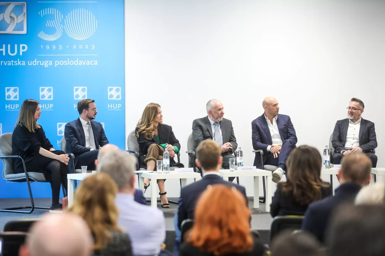 05.03.2024.., Zagreb - U Hrvatskoj udruzi poslodavaca (HUP) odrzana konferencija za medije "Kako poslovati u Velikoj Britaniji?" u organizaciji HUP-a u suradnji s Udrugom hrvatskih britanskih profesionalaca (ACBP). U panel raspravi o tome kako poslovati u Velikoj Britaniji sudjelovali su:  Boris Pogacnik, potpredsjednik za poslovni razvoj u Infobipu, Filip Ljubic, izvrsni direktor u Q agency, Rosa Rogina, direktorica London Festival of Architecture, Tena Kovacevic Janko, specijalistica opce i opstetricke ginekologije, subspecijalizacija u londonskom Fetal Medicine Research Instituteu, Luka Dorotic, partner u odvjetnickom drustvu Colic & Dorotic, Marko Jurcic, direktor medjunarodnih odnosa HUP - a.