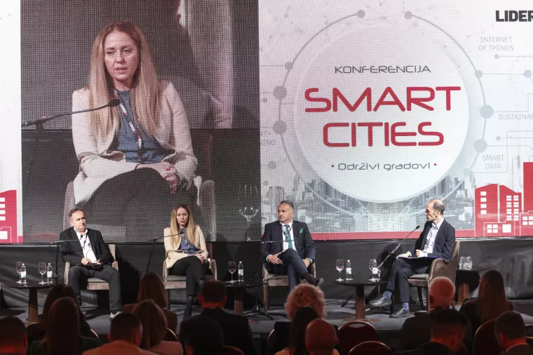 Konferencija Smart cities.<br>2. panel: Digitalna transformacija gradova- zeleno i pametno.<br>Dubravko Bilic, Mirjana Pu&scaron;karić, Dino Novosel.
