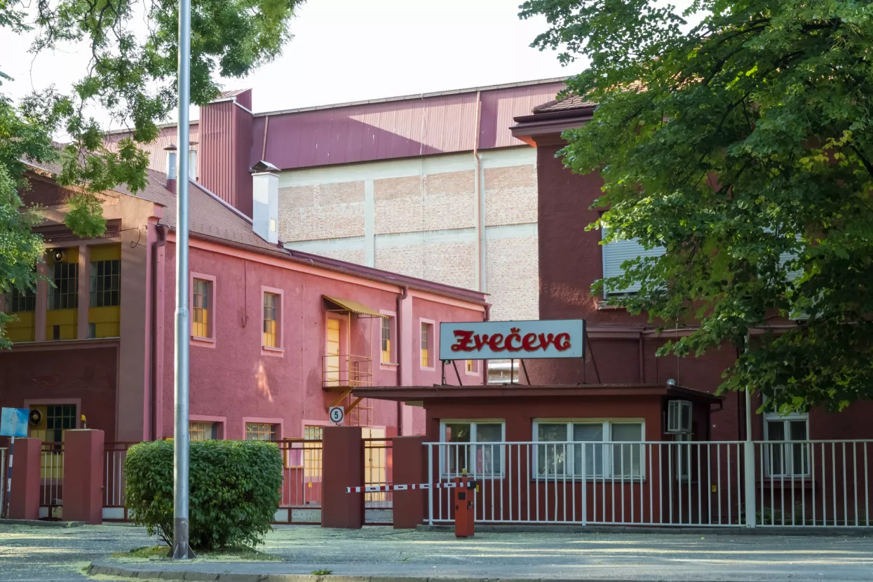 Zvečevo, tvornica, zgrada