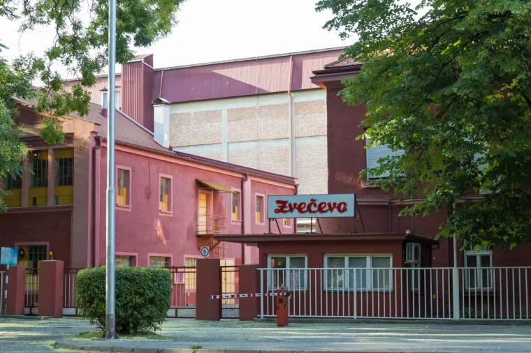 Zvečevo, tvornica, zgrada