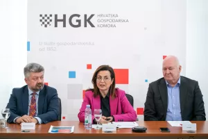Dragutin Domitrović, predsjednik Radne skupine za geotermalnu energiju, Marija &Scaron;ćulac, direktorica Sektora za industriju i održivi razvoj HGK i Ivo Čović, predsjednik Udruženja za obnovljive izvore energije 