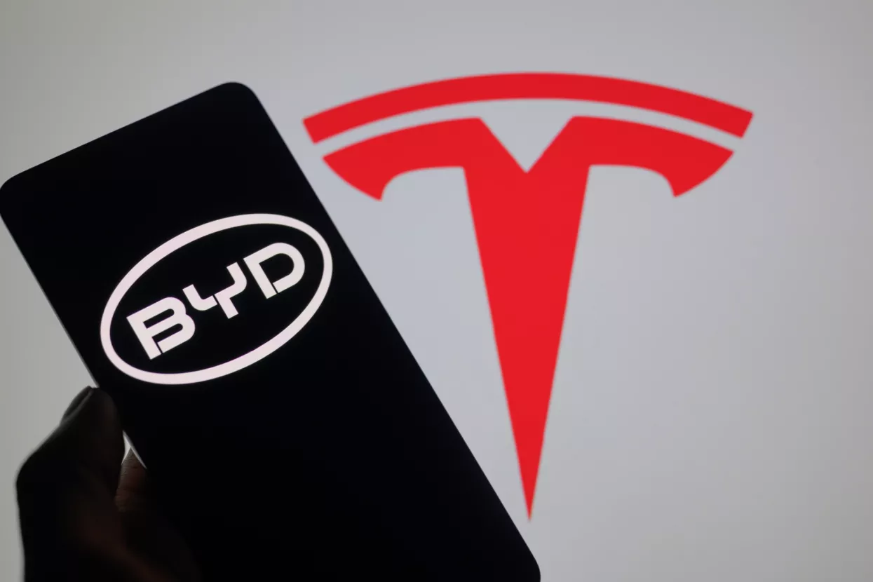 Tesla i BYD logo