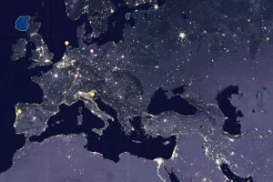Noćna satelitska snimka Europe, stvorena NASA-inim projektom Black Marble, na temelju Falchijeve studije iz 2019. pokazuje, među ostalim, da su Italija, Portugal i Nizozemska među zemljama koje najvi&scaron;e oneči&scaron;ćuju umjetnom svjetlo&scaron;ću, dok je Njemačka među onima koje najmanje svjetlosno oneči&scaron;ćuju 