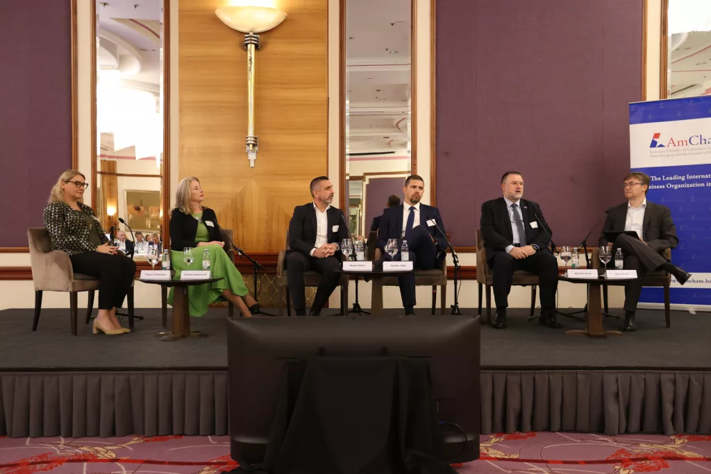 Tajana Ha&scaron;perger, Renata Vujasinović, Mislav Galler, Gordan Vidić, Bernard Gr&scaron;ić<br>AmCham konferencija Digitalna Europa