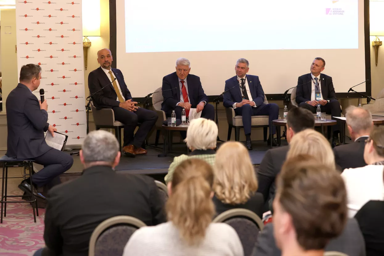 Obrazovanje u fokusu 2024. Okrugli stol: Može li dana&scaron;nji obrazovni sustav odgovoriti na izazove budućnosti? Mislav Togonal, Marko Jelić, Zlatko Komadina, Boris Miletić i Mato Lukić