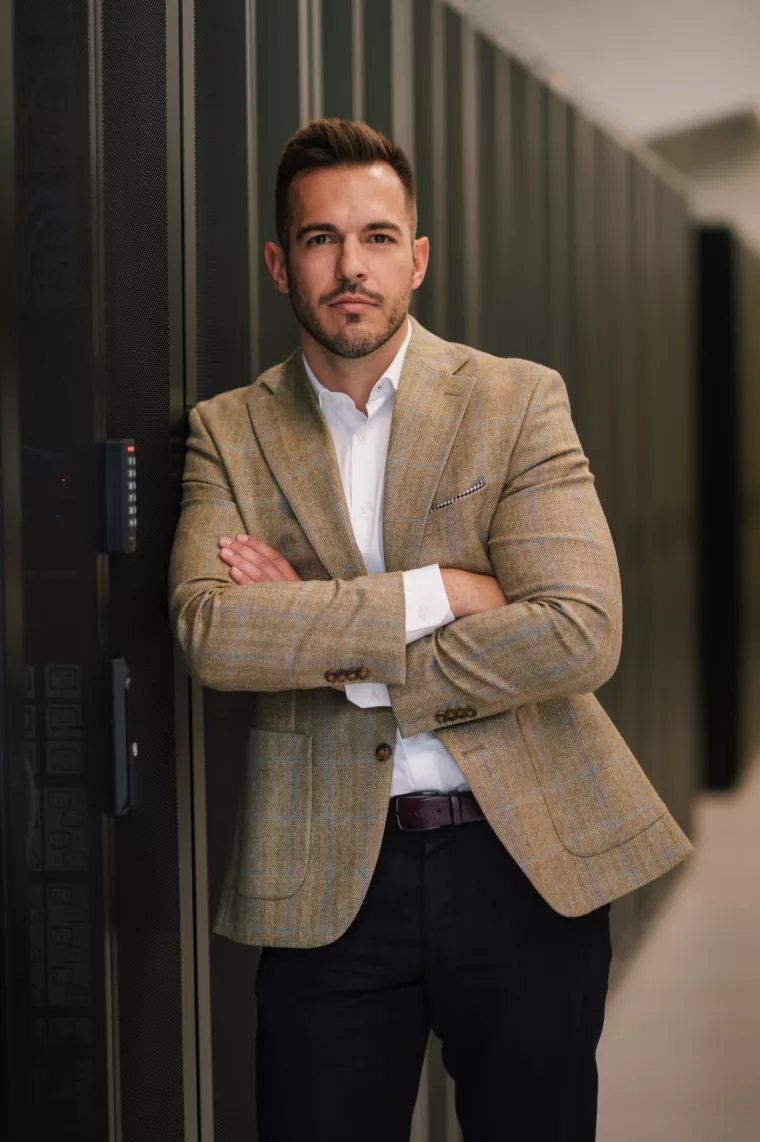 Filip Olujić kaže kako računalna infrastruktura za AI sustave tro&scaron;i znatno vi&scaron;e električne energije od klasične, pa će energetski kapaciteti podatkovnih centara po četvornom metru prostora eksponencijalno rasti