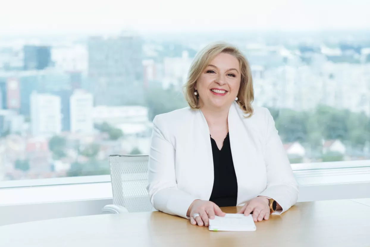 Sabina &Scaron;krtić,<br>članica Uprave Energije naturalis (ENNA):<br><br>Smanjili smo utjecaj ljudske pogre&scaron;ke kod operativnih zadataka <br><br>- Kako je digitalna transformacija sveobuhvatan proces koji prodire u sve segmente poslovanja, ENNA grupa je i dalje u procesu digitalne transformacije. Implementacijama novih IT poslovnih rje&scaron;enja i procesa, ENNA grupa dobiva na brzini dono&scaron;enja odluka, te boljem pregledu i praćenju stanja poslovanja. Digitalna transformacija nam je omogućila bolji pregled i organizaciju poslovnih procesa, bolji uvid u poslovne podatke te centralizirano upravljanje informacijama. Procesom digitalne transformacije smanjili smo utjecaj ljudske pogre&scaron;ke kod operativnih zadataka. Kibernetičke prijetnje postale su na&scaron;a svakodnevica. U zadnjih nekoliko godina prisutan je eksponencijalni porast broja napada na IT sustave. ENNA grupa konstantno ulaže u sigurnosna rje&scaron;enja kako bi za&scaron;titila svoje podatke i stalno se usklađuje s najboljim praksama u domeni sigurnosti IT sustava. Također, kako su ljudi ključan faktor i najče&scaron;ći vektor napada, trudimo se na&scaron;e djelatnike konstanto educirati kako bi &scaron;to bolje prepoznali ukoliko se potencijalna prijetnja i pojavi.<br>