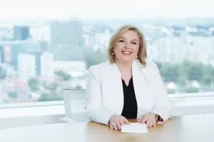 Sabina &Scaron;krtić,<br>članica Uprave Energije naturalis (ENNA):<br><br>Smanjili smo utjecaj ljudske pogre&scaron;ke kod operativnih zadataka <br><br>- Kako je digitalna transformacija sveobuhvatan proces koji prodire u sve segmente poslovanja, ENNA grupa je i dalje u procesu digitalne transformacije. Implementacijama novih IT poslovnih rje&scaron;enja i procesa, ENNA grupa dobiva na brzini dono&scaron;enja odluka, te boljem pregledu i praćenju stanja poslovanja. Digitalna transformacija nam je omogućila bolji pregled i organizaciju poslovnih procesa, bolji uvid u poslovne podatke te centralizirano upravljanje informacijama. Procesom digitalne transformacije smanjili smo utjecaj ljudske pogre&scaron;ke kod operativnih zadataka. Kibernetičke prijetnje postale su na&scaron;a svakodnevica. U zadnjih nekoliko godina prisutan je eksponencijalni porast broja napada na IT sustave. ENNA grupa konstantno ulaže u sigurnosna rje&scaron;enja kako bi za&scaron;titila svoje podatke i stalno se usklađuje s najboljim praksama u domeni sigurnosti IT sustava. Također, kako su ljudi ključan faktor i najče&scaron;ći vektor napada, trudimo se na&scaron;e djelatnike konstanto educirati kako bi &scaron;to bolje prepoznali ukoliko se potencijalna prijetnja i pojavi.<br>