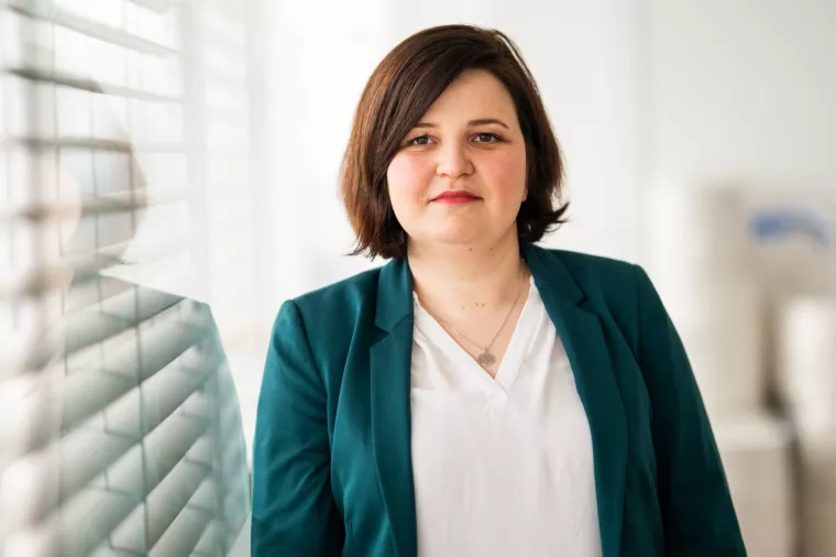 Antonija Vojnović, <br>Governance, Risk and Compliance menadžerica u Spanu:<br>- NIS2 i NIS 2.0 odnosno Zakon o kibernetičkoj sigurnosti utjecat će na daleko veći broj industrija, kao &scaron;to je energetika, promet, zdravstvo i digitalna infrastruktura, po&scaron;tanske i kurirske usluge, gospodarenje otpadom, proizvodnja, te istraživanje i obrazovni sustav. I ti se sektori moraju jače pozabaviti i sigurno&scaron;ću i otporno&scaron;ću, &scaron;to će zasigurno promijeniti model poslovanja <br>