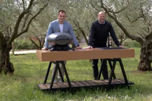 Kristisn Korunić i Daniel Močibob s prvom betonskom kuhinjom