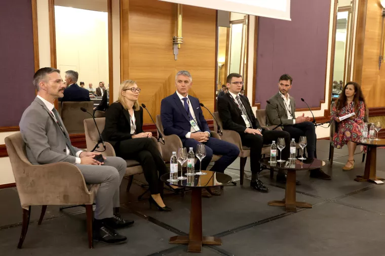 Energetska budućnost Hrvatske 2024. Okrugli stol "Lideri održive budućnosti" Dražen Jak&scaron;ić, Zsuzsanna Ortutay, Gordan Kolak, Zvonimir &Scaron;ibalić, Kristian Stipanović i Antonija Knežević