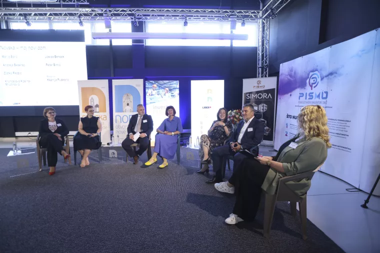 Konferencija Invest in Novska. Okrugli stol 2: "Novska moj novi dom"Marija &Scaron;arić, Andeja &Scaron;eperac, Zlatko Redžić, Krunoslava Kosina- Milutinović,Josipa Bencek, Petar &Scaron;imić, Ksenija Pu&scaron;karić