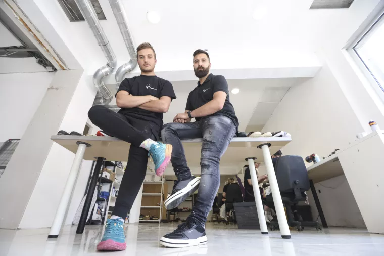 Tvrtka Receated koja se bavi reparacijom i či&scaron;ćenjem o&scaron;tećene obuće, torbica i cipela i prodajom u dućanu na Novoj cesti.Andrija i Kristijan Cvijić