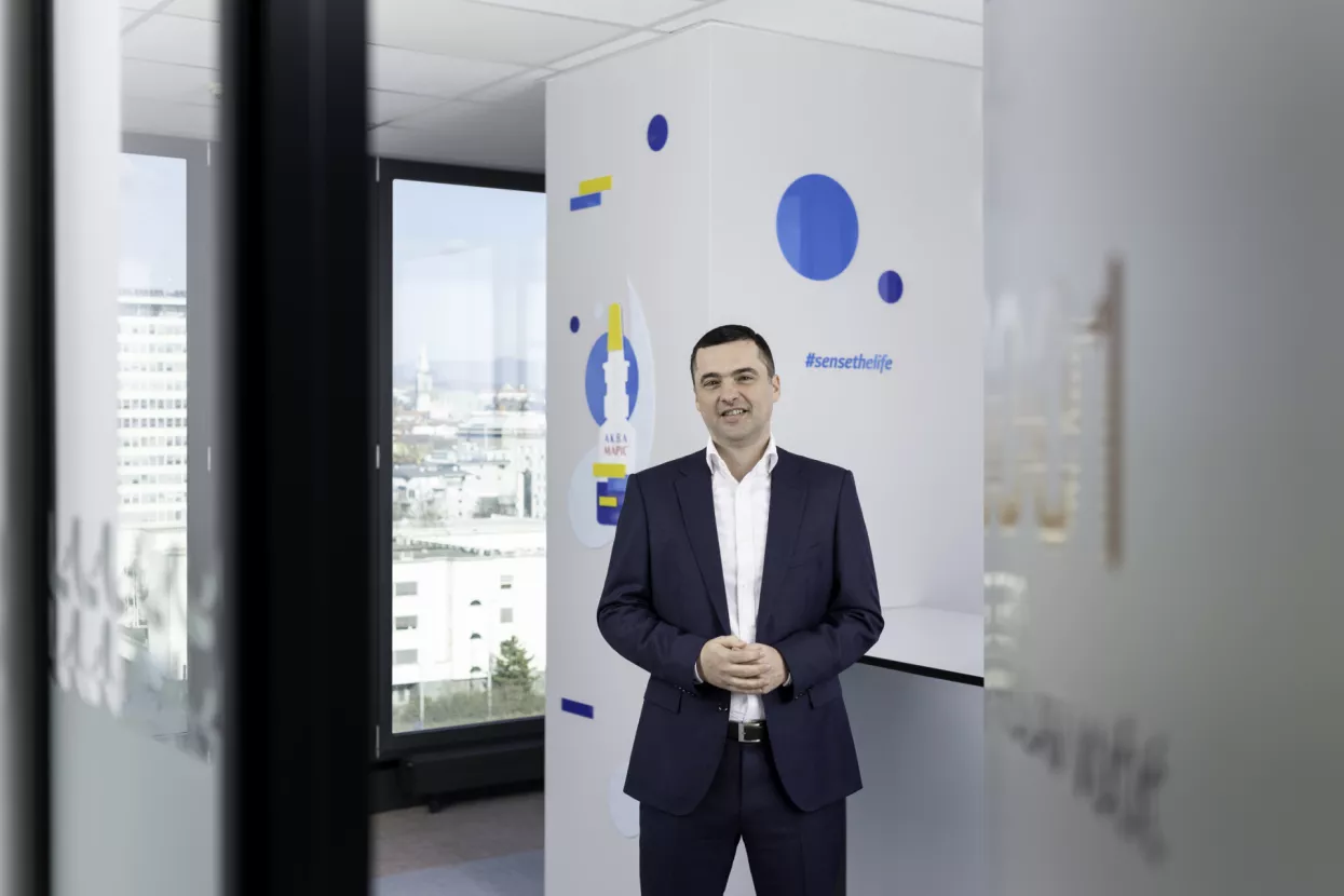 Mislav Vučić, glavni izvr&scaron;ni direktor JGL-a:Bolji fokus na najprofitabilnije postojeće i inovativnost u planiranju novih izvora prihoda na&scaron;i su strate&scaron;ki prioriteti- Pro&scaron;lu smo godinu zaključili s dvoznamenkastim rastom u odnosu na 2022. Rastu svi na&scaron;i ključni brendovi i imamo dobre rezultate u ključnim terapijskim skupinama. Zadovoljni smo stopom i dubinom rasta po brendovima, ali i &scaron;irinom rasta po trži&scaron;tima. Na&scaron; B2B biznis također se lijepo razvija. JGL strategija bazirana je na tri globalna mega trenda i omogućuje nam da na krize, nagle promjene na trži&scaron;tu, kao i na sve veća očekivanja kupaca, reagiramo fleksibilno i inovativno. Bolji fokus na najprofitabilnije postojeće i inovativnost u planiranju novih izvora prihoda na&scaron;i su strate&scaron;ki prioriteti. Planovi za sljedećih tri do pet godina su ambiciozni, ali i realni. Nastavak ulaganja i rasta na postojećim trži&scaron;tima, ulazak na nova trži&scaron;ta kroz vlastite operacije ili B2B partnere. U JGL-u uvijek posebnu pažnju posvećujemo zaposlenicima, njihovom razvoju i edukaciji jer želimo kreirati visoko učinkovito i efikasno radno okruženje kao preduvjet za razvoj i inovativnost poslovanja. &Scaron;to se tiče portfelja, uz jačanje i rast postojećih brendova naglasak stavljamo i na ulazak u nova terapijska područja kako bi dodatno diversificirali rizik ovisnosti o pojedinom terapijskom području. S krajem 2023. zaokružili smo značajan investicijski ciklus INTEGRA, ulaganje u istraživanje i razvoj, pilot pogon, sterilnu proizvodnju i robotizirani logističko-distributivni centar čime smo ojačali kapacitete i globalnu konkurentnost. Novi proizvodni kapaciteti za proizvodnju aerosola, sterilnih sprejeva i sterilnih kapi omogućit će nam nastavak kontinuiranog rasta na postojećim i ulazak na neka nova trži&scaron;ta. Strate&scaron;ka područja ESG strategije JGL-a uključuju klimatske promjene, vodne i morske resurse, vlastitu radnu snagu i poslovno pona&scaron;anje. Za 2024. definirali smo deset inicijativa koje postavljaju smjer i kvalitativne ciljeve za svaku od prioritetnih tema. Nova Vlada trebala bi donijeti strate&scaron;ke smjernice i poteze u području rada i zapo&scaron;ljavanja, s posebnim fokusom na mlade i visokoobrazovane. Bilo bi dobro da se ozbiljno pristupi tom problemu jer bismo ubuduće svi zajedno mogli imati i najbolje tvornice i vrhunske planove za razvoj, ali sve to neće vrijediti ni&scaron;ta ako nećemo imati adekvatnu radnu snagu. Vjerujemo da bi smanjenje poreznih opterećenja na plaćama visokoobrazovanih kadrova smanjilo odljev mozgova u inozemstvo i vratilo dio iseljenih stručnjaka u Hrvatsku. Na domaćem trži&scaron;tu najbitniji su nam stabilni uvjeti poslovanja, dostupnost i cijena kapitala i čim manje fiskalnih opterećenja. Ako pritom možemo participirati u programima za poticanje novih i zelenih tehnologija, jo&scaron; bolje.