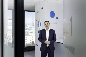 Mislav Vučić, glavni izvr&scaron;ni direktor JGL-a:Bolji fokus na najprofitabilnije postojeće i inovativnost u planiranju novih izvora prihoda na&scaron;i su strate&scaron;ki prioriteti- Pro&scaron;lu smo godinu zaključili s dvoznamenkastim rastom u odnosu na 2022. Rastu svi na&scaron;i ključni brendovi i imamo dobre rezultate u ključnim terapijskim skupinama. Zadovoljni smo stopom i dubinom rasta po brendovima, ali i &scaron;irinom rasta po trži&scaron;tima. Na&scaron; B2B biznis također se lijepo razvija. JGL strategija bazirana je na tri globalna mega trenda i omogućuje nam da na krize, nagle promjene na trži&scaron;tu, kao i na sve veća očekivanja kupaca, reagiramo fleksibilno i inovativno. Bolji fokus na najprofitabilnije postojeće i inovativnost u planiranju novih izvora prihoda na&scaron;i su strate&scaron;ki prioriteti. Planovi za sljedećih tri do pet godina su ambiciozni, ali i realni. Nastavak ulaganja i rasta na postojećim trži&scaron;tima, ulazak na nova trži&scaron;ta kroz vlastite operacije ili B2B partnere. U JGL-u uvijek posebnu pažnju posvećujemo zaposlenicima, njihovom razvoju i edukaciji jer želimo kreirati visoko učinkovito i efikasno radno okruženje kao preduvjet za razvoj i inovativnost poslovanja. &Scaron;to se tiče portfelja, uz jačanje i rast postojećih brendova naglasak stavljamo i na ulazak u nova terapijska područja kako bi dodatno diversificirali rizik ovisnosti o pojedinom terapijskom području. S krajem 2023. zaokružili smo značajan investicijski ciklus INTEGRA, ulaganje u istraživanje i razvoj, pilot pogon, sterilnu proizvodnju i robotizirani logističko-distributivni centar čime smo ojačali kapacitete i globalnu konkurentnost. Novi proizvodni kapaciteti za proizvodnju aerosola, sterilnih sprejeva i sterilnih kapi omogućit će nam nastavak kontinuiranog rasta na postojećim i ulazak na neka nova trži&scaron;ta. Strate&scaron;ka područja ESG strategije JGL-a uključuju klimatske promjene, vodne i morske resurse, vlastitu radnu snagu i poslovno pona&scaron;anje. Za 2024. definirali smo deset inicijativa koje postavljaju smjer i kvalitativne ciljeve za svaku od prioritetnih tema. Nova Vlada trebala bi donijeti strate&scaron;ke smjernice i poteze u području rada i zapo&scaron;ljavanja, s posebnim fokusom na mlade i visokoobrazovane. Bilo bi dobro da se ozbiljno pristupi tom problemu jer bismo ubuduće svi zajedno mogli imati i najbolje tvornice i vrhunske planove za razvoj, ali sve to neće vrijediti ni&scaron;ta ako nećemo imati adekvatnu radnu snagu. Vjerujemo da bi smanjenje poreznih opterećenja na plaćama visokoobrazovanih kadrova smanjilo odljev mozgova u inozemstvo i vratilo dio iseljenih stručnjaka u Hrvatsku. Na domaćem trži&scaron;tu najbitniji su nam stabilni uvjeti poslovanja, dostupnost i cijena kapitala i čim manje fiskalnih opterećenja. Ako pritom možemo participirati u programima za poticanje novih i zelenih tehnologija, jo&scaron; bolje.