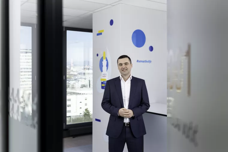 Mislav Vučić, glavni izvr&scaron;ni direktor JGL-a:Bolji fokus na najprofitabilnije postojeće i inovativnost u planiranju novih izvora prihoda na&scaron;i su strate&scaron;ki prioriteti- Pro&scaron;lu smo godinu zaključili s dvoznamenkastim rastom u odnosu na 2022. Rastu svi na&scaron;i ključni brendovi i imamo dobre rezultate u ključnim terapijskim skupinama. Zadovoljni smo stopom i dubinom rasta po brendovima, ali i &scaron;irinom rasta po trži&scaron;tima. Na&scaron; B2B biznis također se lijepo razvija. JGL strategija bazirana je na tri globalna mega trenda i omogućuje nam da na krize, nagle promjene na trži&scaron;tu, kao i na sve veća očekivanja kupaca, reagiramo fleksibilno i inovativno. Bolji fokus na najprofitabilnije postojeće i inovativnost u planiranju novih izvora prihoda na&scaron;i su strate&scaron;ki prioriteti. Planovi za sljedećih tri do pet godina su ambiciozni, ali i realni. Nastavak ulaganja i rasta na postojećim trži&scaron;tima, ulazak na nova trži&scaron;ta kroz vlastite operacije ili B2B partnere. U JGL-u uvijek posebnu pažnju posvećujemo zaposlenicima, njihovom razvoju i edukaciji jer želimo kreirati visoko učinkovito i efikasno radno okruženje kao preduvjet za razvoj i inovativnost poslovanja. &Scaron;to se tiče portfelja, uz jačanje i rast postojećih brendova naglasak stavljamo i na ulazak u nova terapijska područja kako bi dodatno diversificirali rizik ovisnosti o pojedinom terapijskom području. S krajem 2023. zaokružili smo značajan investicijski ciklus INTEGRA, ulaganje u istraživanje i razvoj, pilot pogon, sterilnu proizvodnju i robotizirani logističko-distributivni centar čime smo ojačali kapacitete i globalnu konkurentnost. Novi proizvodni kapaciteti za proizvodnju aerosola, sterilnih sprejeva i sterilnih kapi omogućit će nam nastavak kontinuiranog rasta na postojećim i ulazak na neka nova trži&scaron;ta. Strate&scaron;ka područja ESG strategije JGL-a uključuju klimatske promjene, vodne i morske resurse, vlastitu radnu snagu i poslovno pona&scaron;anje. Za 2024. definirali smo deset inicijativa koje postavljaju smjer i kvalitativne ciljeve za svaku od prioritetnih tema. Nova Vlada trebala bi donijeti strate&scaron;ke smjernice i poteze u području rada i zapo&scaron;ljavanja, s posebnim fokusom na mlade i visokoobrazovane. Bilo bi dobro da se ozbiljno pristupi tom problemu jer bismo ubuduće svi zajedno mogli imati i najbolje tvornice i vrhunske planove za razvoj, ali sve to neće vrijediti ni&scaron;ta ako nećemo imati adekvatnu radnu snagu. Vjerujemo da bi smanjenje poreznih opterećenja na plaćama visokoobrazovanih kadrova smanjilo odljev mozgova u inozemstvo i vratilo dio iseljenih stručnjaka u Hrvatsku. Na domaćem trži&scaron;tu najbitniji su nam stabilni uvjeti poslovanja, dostupnost i cijena kapitala i čim manje fiskalnih opterećenja. Ako pritom možemo participirati u programima za poticanje novih i zelenih tehnologija, jo&scaron; bolje.