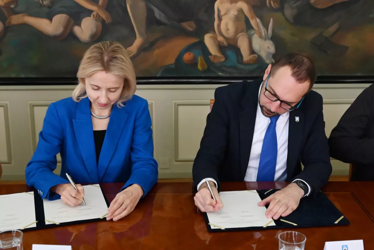 Gradonačelnik Grada Zagreba Tomislav Toma&scaron;ević i potpredsjednica Europske investicijske banke (EIB) Teresa Czerwińska danas su potpisali Ugovor o zajmu s Europskom investicijskom bankom