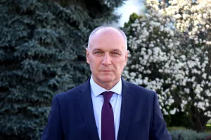 Nenad Klepač,predsjednik Uprave Vindije:Fokusirat ćemo se na ulaganja u inovacije i tehnologije koje će osigurati dugoročnu održivost poslovanja- Očekujemo nastavak rasta prihoda i &scaron;irenje na nova trži&scaron;ta, &scaron;to je u skladu s na&scaron;im dosada&scaron;njim uspjesima. Cilj je daljnje jačanje konkurentnosti kroz ulaganja u održivost poslovanja, podizanje kvalitete proizvoda, te jačanje proizvodnih kapaciteta. Planiramo značajno unaprijediti efikasnost i kapacitete proizvodnih linija kako bismo zadovoljili rastuće potrebe trži&scaron;ta i u potpunosti im se prilagodili. Sljedeće godine fokusirat ćemo se na dodatna ulaganja u inovacije i tehnologije koje će nam pomoći u rastu i osigurati dugoročnu održivost poslovanja, s ambicijom da učvrstimo svoju poziciju trži&scaron;nog lidera kroz kontinuirani rast i razvoj.U idućih tri do pet godina Grupu Vindiju vidimo kao jo&scaron; snažnijeg lidera na trži&scaron;tu s pro&scaron;irenim asortimanom proizvoda i povećanom prisutno&scaron;ću na europskim, ali i svjetskim trži&scaron;tima. Ulagat ćemo i u pro&scaron;irenje proizvodnih kapaciteta kako bismo zadovoljili sve veće zahtjeve trži&scaron;ta te planiramo značajna ulaganja u održivost i ESG inicijative koje će dodatno osnažiti na&scaron;u konkurentnost i odgovornost prema zajednici. Za potrebe Grupe Vindija 2023. osnovali Odjel za održivi razvoj i ESG poslovanje, &scaron;to predstavlja ključan korak prema održivom poslovanju. &Scaron;to se tiče gospodarskog resora i nove Vlade, očekujemo daljnje porezno rasterećenje, nacionalnu ili podr&scaron;ku putem EU fondova za velike investicije i poticanje domaćeg gospodarstva. Pokrenuti procesi sanacije i unapređenja primarne poljoprivredne proizvodnje koji su započeli u 2024. putem nacionalnog programa državnih potpora sektoru stočarstva, pokazuju izuzetno pozitivne učinke i veliki interes primarnih proizvođača i zasigurno mogu zaustaviti daljnje uru&scaron;avanje broja muznih krava, te rezultirati povećanjem stočnog fonda i posljedično povećanju proizvodnje mlijeka. Veliki razvojni potencijal vidimo u smanjenju poreznog opterećenja na investicije u modernizaciju proizvodnje i tehnolo&scaron;ki razvoj, liberalizaciji radnog zakonodavstva, &scaron;to bi značajno doprinijelo učinkovitijem poslovanju i bržem rastu.