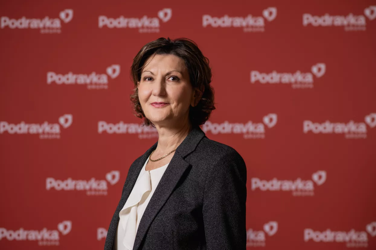 Martina Dalić, predsjednica Uoprave Podravke:U sljedećih pet godina Grupu Podravka vidim kao najveću prehrambenu kompaniju u srednjoj i jugoistočnoj Europi- Grupa Podravka jo&scaron; je tijekom pro&scaron;le godine ostvarila značajan rast prihoda i neto dobiti, značajne iskorake u modernizaciji i transformaciji poslovanja te ojačala čvrste temelje za daljnji rast poslovanja. Aktualna godina donosi podjednaka očekivanja. Održavanje pozitivnog rasta poslovanja i, prije svega, nastavak provođenja snažnog investicijskog ciklusa. Tijekom prvog kvartala 2024. dovr&scaron;ene su investicije u iznosu od gotovo 25 milijuna eura. U 2024. u&scaron;li smo možda i najhrabrije nego ikada prije. Predstavili smo redizajn vizualnog identiteta i otvorili prvu novu tvornicu u segmentu Prehrane nakon 17 godina &ndash; tvornicu tjestenine vrijednu vi&scaron;e od 15 milijuna eura. Možemo biti posebno zadovoljni &scaron;irenjem poslovanja i povećanjem profitabilnosti na inozemnim trži&scaron;tima zapadne i srednje Europe. Dodala bih ovome i na&scaron; novi sustav plaća koji je implementiran na kraju pro&scaron;le godine, a čija se puna vrijednost očituje sada, tijekom 2024. Ova nam godina ide prema planu. Ostvarujemo zadane ciljeve, dovr&scaron;avamo investicije i nastavljamo pobolj&scaron;avati uvjete rada. U sljedećih pet godina Grupu Podravka vidim kao najveću prehrambenu kompaniju u srednjoj i jugoistočnoj Europi. Podravka jo&scaron; od 2021. provodi snažan investicijski ciklus, u sklopu kojeg je dosad uloženo oko 150 milijuna eura od čega je gotovo 100 milijuna eura u planu za ovu godinu. Trenutno kraju privodimo najveću investiciju logističko-distributivni centar u Koprivnici vrijednosti 48 milijuna eura. Također, zavr&scaron;ili smo i izgradnju novog pogona za preradu rajčice u sklopu postojeće tvornice u Varaždinu. U tijeku je i realizacija druge faze ulaganja u sunčane elektrane koja će ukupnu instaliranu snagu podići do 8362,6 kW. Kako bi uključili sveobuhvatne ESG zahtjeve i načela održivosti u poslovanje, u ožujku 2023. usvojili smo Strategiju održivog poslovanja Grupe Podravka do 2030. Na taj smo način definirali četiri temeljna stupa - čist okoli&scaron;, zdrava prehrana, briga o zaposlenicima i zajednici te odgovorno korporativno upravljanje. Smanjena je emisija CO2 za četrdeset posto na razini Grupe Podravka, smanjeni su sol i &scaron;ećer za dvadeset posto u 75 posto novih i inoviranih proizvoda&hellip; Prepoznat je i trud uložen u upravljanje ljudskim resursima te su u 2023. dobivena i dva certifikata: Poslodavac partner i Mamforce. Također, Podravka je lani postala jedan od 75000 članova međunarodne neprofitne organizacije SEDEX čiji je cilj pobolj&scaron;ati etičke i odgovorne poslovne prakse u globalnim lancima opskrbe. 