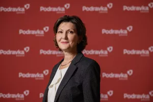 Martina Dalić, predsjednica Uoprave Podravke:U sljedećih pet godina Grupu Podravka vidim kao najveću prehrambenu kompaniju u srednjoj i jugoistočnoj Europi- Grupa Podravka jo&scaron; je tijekom pro&scaron;le godine ostvarila značajan rast prihoda i neto dobiti, značajne iskorake u modernizaciji i transformaciji poslovanja te ojačala čvrste temelje za daljnji rast poslovanja. Aktualna godina donosi podjednaka očekivanja. Održavanje pozitivnog rasta poslovanja i, prije svega, nastavak provođenja snažnog investicijskog ciklusa. Tijekom prvog kvartala 2024. dovr&scaron;ene su investicije u iznosu od gotovo 25 milijuna eura. U 2024. u&scaron;li smo možda i najhrabrije nego ikada prije. Predstavili smo redizajn vizualnog identiteta i otvorili prvu novu tvornicu u segmentu Prehrane nakon 17 godina &ndash; tvornicu tjestenine vrijednu vi&scaron;e od 15 milijuna eura. Možemo biti posebno zadovoljni &scaron;irenjem poslovanja i povećanjem profitabilnosti na inozemnim trži&scaron;tima zapadne i srednje Europe. Dodala bih ovome i na&scaron; novi sustav plaća koji je implementiran na kraju pro&scaron;le godine, a čija se puna vrijednost očituje sada, tijekom 2024. Ova nam godina ide prema planu. Ostvarujemo zadane ciljeve, dovr&scaron;avamo investicije i nastavljamo pobolj&scaron;avati uvjete rada. U sljedećih pet godina Grupu Podravka vidim kao najveću prehrambenu kompaniju u srednjoj i jugoistočnoj Europi. Podravka jo&scaron; od 2021. provodi snažan investicijski ciklus, u sklopu kojeg je dosad uloženo oko 150 milijuna eura od čega je gotovo 100 milijuna eura u planu za ovu godinu. Trenutno kraju privodimo najveću investiciju logističko-distributivni centar u Koprivnici vrijednosti 48 milijuna eura. Također, zavr&scaron;ili smo i izgradnju novog pogona za preradu rajčice u sklopu postojeće tvornice u Varaždinu. U tijeku je i realizacija druge faze ulaganja u sunčane elektrane koja će ukupnu instaliranu snagu podići do 8362,6 kW. Kako bi uključili sveobuhvatne ESG zahtjeve i načela održivosti u poslovanje, u ožujku 2023. usvojili smo Strategiju održivog poslovanja Grupe Podravka do 2030. Na taj smo način definirali četiri temeljna stupa - čist okoli&scaron;, zdrava prehrana, briga o zaposlenicima i zajednici te odgovorno korporativno upravljanje. Smanjena je emisija CO2 za četrdeset posto na razini Grupe Podravka, smanjeni su sol i &scaron;ećer za dvadeset posto u 75 posto novih i inoviranih proizvoda&hellip; Prepoznat je i trud uložen u upravljanje ljudskim resursima te su u 2023. dobivena i dva certifikata: Poslodavac partner i Mamforce. Također, Podravka je lani postala jedan od 75000 članova međunarodne neprofitne organizacije SEDEX čiji je cilj pobolj&scaron;ati etičke i odgovorne poslovne prakse u globalnim lancima opskrbe. 