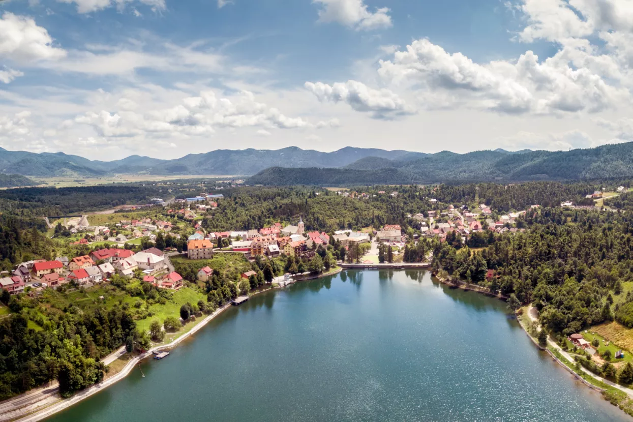 Općina Fužine s pogledom na jezero Bajer