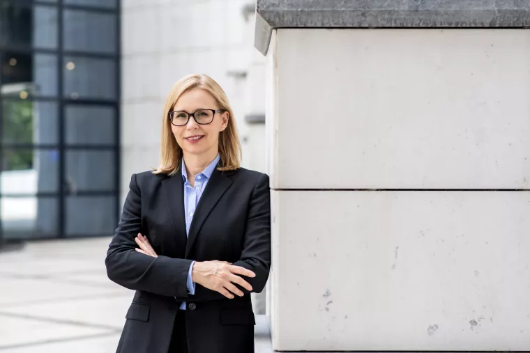 Zsuzsanna Ortutay,predsjednica Uprave Ine:Nadamo da ubuduće neće biti potrebne državne intervencije u aktivnosti koje bi trebale biti uređene trži&scaron;nim mehanizmom- Godine 2022. i 2023. obilježene su volatilno&scaron;ću trži&scaron;ta, ali ove godine vidimo stabilnije cjenovno okruženje. Ta nam stabilnost omogućuje da se usredotočimo na dugoročne ciljeve &ndash; ulaganje u održavanje domaće proizvodnje nafte i plina, osiguravanje dugoročne održivosti rafinerijskog poslovanja modernizacijom Rafinerije nafte Rijeka, modernizaciju maloprodajnih mjesta i &scaron;irenje gastronomskog koncepta Fresh Corner, kao i nastavak zelene tranzicije. Vjerujem da će Ina ostati broj jedan u Hrvatskoj po prihodima i lider u investicijama u zelenu industrijsku tranziciju. U 2025. izdvojit ćemo 20 posto sredstava za kapitalna ulaganja u projekte vezane uz obnovljive izvore energije. U procesu smo transformacije Inine tradicionalne industrijske lokacije u Sisku u centar obnovljivih izvora energije, s već instaliranom solarnom elektranom te predviđenim postrojenjem za proizvodnju biometana. Također, u trenutnom fokusu su i dodatne solarne elektrane na raznim lokacijama, postrojenje za zeleni vodik u Rafineriji nafte Rijeka, kao i istraživanje potencijala geotermalne energije. Upravljanje održivim razvojem u Ini provodi se na najvi&scaron;oj upravljačkoj razini. Putem poslovnih strategija transformiramo tradicionalno poslovanje temeljeno na fosilnim gorivima u održivi poslovni model s niskim udjelom ugljika. Od vlade očekujemo stabilan i predvidljiv regulatorni okvir u industriji u kojoj se povrat ulaganja ne mjeri godinama nego desetljećima. Također se nadamo da u budućnosti neće biti potrebne državne intervencije u aktivnosti koje bi trebale biti uređene trži&scaron;nim mehanizmom. Pojednostavnjenje i ubrzanje administrativnih procedura, posebice u dijelu ishođenja raznih dozvola potrebnih za realizaciju različitih projekata, pozdravio bi cijeli energetski sektor. Kako bi se potaknula zelena ulaganja u Hrvatskoj njihova izloženost različitim fiskalnim i parafiskalnim nametima mogla bi se ograničiti. &Scaron;to se tiče na&scaron;e tradicionalne djelatnosti, već dugi niz godina znamo da na području Zalata-Dravica postoji značajna količina plina. Konačna odluka Vlada o pokretanju proizvodnje (eksploatacije) ne bi bila samo pozitivna za Inu, već bi doprinijela sigurnosti opskrbe Hrvatske. 