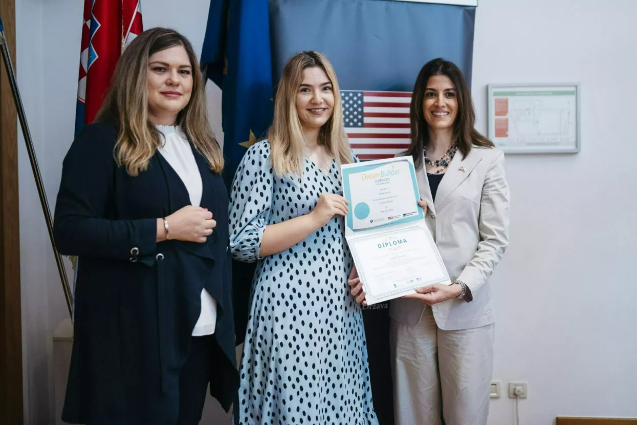 izv. prof. dr. sc. Vesna Buterin (prodekanica), Stella Zavi&scaron;ić (polaznica Akademije), Nathalie Reyes (veleposlanica)