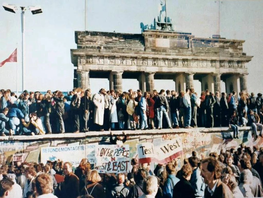 Sru&scaron;en je Berlinski zid, 1989.