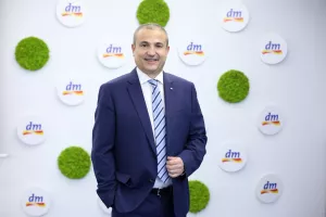 Mirko Mrakužić,direktor dm-a:Nastavit ćemo ulagati u cijene, prodajnu mrežu, zadovoljstvo djelatnika te digitalizaciju poslovanja- dm je u pro&scaron;loj poslovnoj godini opravdao povjerenje kupaca, &scaron;to su nam potvrdila neovisna istraživanja i rast svih poslovnih pokazatelja. Broj kupnji prema&scaron;io je 30 milijuna, &scaron;to je rast od 11 posto, dok smo u segmentu bezreceptnih medicinskih proizvoda ostvarili rast od gotovo 50 posto u usporedbi s prethodnom poslovnom godinom. Uložili smo u nove prodavaonice i uređenje postojećih, pro&scaron;irili smo mrežu prodavaonica dm-a koje nude OTC proizvode te smo dio OTC asortimana uvrstili u ponudu dm online shopa. Unaprijedili smo i aplikaciju 'Moj dm', koju danas koristi vi&scaron;e od 830.000 kupaca, a putem nje je tijekom protekle godine obavljeno vi&scaron;e od polovice svih kupnji u dm online shopu. Početkom pro&scaron;le godine uložili smo u cijene te dodatno snizili cijene vi&scaron;e od 700 proizvoda. U siječnju smo povećali bruto plaću za devet posto te ćemo u subvencioniranje prehrane za djelatnike u prodavaonicama ove godine uložiti do 1.200 eura po djelatniku. Dobre poslovne rezultate iskoristili smo kako bismo nastavili i s ulaganjima u dru&scaron;tveno odgovorne aktivnosti te u održivo poslovanje, &scaron;to podrazumijeva smanjenje utjecaja poslovanja na okoli&scaron;. Uveli smo Sustav upravljanja energijom prema normi ISO 50001:2018. koji nam omogućava dodatno pobolj&scaron;anje energetske učinkovitosti. Intenzivno radimo na razvoju održivih proizvoda vlastite marke te stalno povećavamo udio reciklata u ambalaži, a već prije deset godina smo uklonili mikroplastiku iz svih proizvoda dm marke za njegu tijela, kose i zubi. Kako bismo kupce potaknuli na osvije&scaron;tenu kupnju, u suradnji s institucijama i nevladinim organizacijama razvili smo zelene etikete, kojima su u prodavaonicama označeni proizvodi koji imaju minimalno jedan od 15 priznatih održivih certifikata, a u dm online shopu ti su proizvodi lako pretraživi zahvaljujući filteru 'održiviji odabir'. Nastavit ćemo ulagati u cijene, prodajnu mrežu dm-a, zadovoljstvo djelatnika te u daljnju digitalizaciju poslovanja jer na taj način želimo jo&scaron; bolje odgovoriti na potrebe kupaca, djelatnika i zajednice, na čemu temeljimo na&scaron;u dugogodi&scaron;nju vodeću poziciju na hrvatskom drogerijskom trži&scaron;tu.
