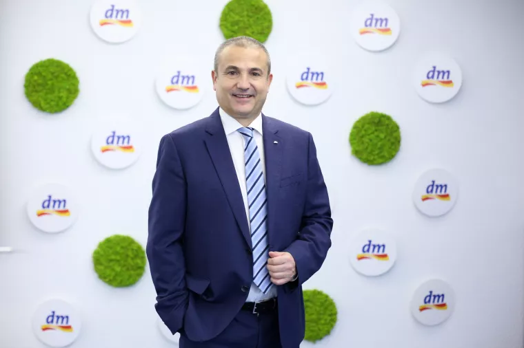 Mirko Mrakužić,direktor dm-a:Nastavit ćemo ulagati u cijene, prodajnu mrežu, zadovoljstvo djelatnika te digitalizaciju poslovanja- dm je u pro&scaron;loj poslovnoj godini opravdao povjerenje kupaca, &scaron;to su nam potvrdila neovisna istraživanja i rast svih poslovnih pokazatelja. Broj kupnji prema&scaron;io je 30 milijuna, &scaron;to je rast od 11 posto, dok smo u segmentu bezreceptnih medicinskih proizvoda ostvarili rast od gotovo 50 posto u usporedbi s prethodnom poslovnom godinom. Uložili smo u nove prodavaonice i uređenje postojećih, pro&scaron;irili smo mrežu prodavaonica dm-a koje nude OTC proizvode te smo dio OTC asortimana uvrstili u ponudu dm online shopa. Unaprijedili smo i aplikaciju 'Moj dm', koju danas koristi vi&scaron;e od 830.000 kupaca, a putem nje je tijekom protekle godine obavljeno vi&scaron;e od polovice svih kupnji u dm online shopu. Početkom pro&scaron;le godine uložili smo u cijene te dodatno snizili cijene vi&scaron;e od 700 proizvoda. U siječnju smo povećali bruto plaću za devet posto te ćemo u subvencioniranje prehrane za djelatnike u prodavaonicama ove godine uložiti do 1.200 eura po djelatniku. Dobre poslovne rezultate iskoristili smo kako bismo nastavili i s ulaganjima u dru&scaron;tveno odgovorne aktivnosti te u održivo poslovanje, &scaron;to podrazumijeva smanjenje utjecaja poslovanja na okoli&scaron;. Uveli smo Sustav upravljanja energijom prema normi ISO 50001:2018. koji nam omogućava dodatno pobolj&scaron;anje energetske učinkovitosti. Intenzivno radimo na razvoju održivih proizvoda vlastite marke te stalno povećavamo udio reciklata u ambalaži, a već prije deset godina smo uklonili mikroplastiku iz svih proizvoda dm marke za njegu tijela, kose i zubi. Kako bismo kupce potaknuli na osvije&scaron;tenu kupnju, u suradnji s institucijama i nevladinim organizacijama razvili smo zelene etikete, kojima su u prodavaonicama označeni proizvodi koji imaju minimalno jedan od 15 priznatih održivih certifikata, a u dm online shopu ti su proizvodi lako pretraživi zahvaljujući filteru 'održiviji odabir'. Nastavit ćemo ulagati u cijene, prodajnu mrežu dm-a, zadovoljstvo djelatnika te u daljnju digitalizaciju poslovanja jer na taj način želimo jo&scaron; bolje odgovoriti na potrebe kupaca, djelatnika i zajednice, na čemu temeljimo na&scaron;u dugogodi&scaron;nju vodeću poziciju na hrvatskom drogerijskom trži&scaron;tu.