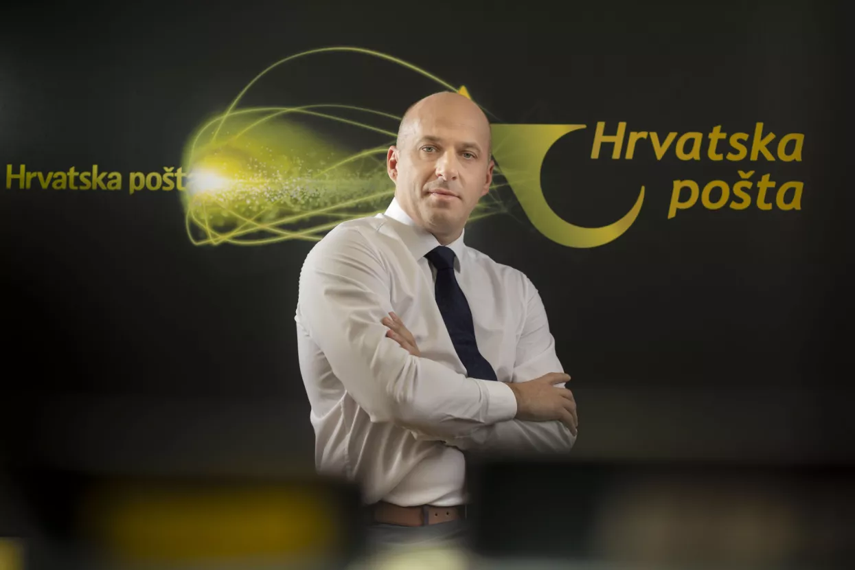 Ivan Čulo,predsjednik Uprave Hrvatske po&scaron;te:Imamo najveći zeleni vozni park u Hrvatskoj - U prvom kvartalu 2023. ostvarili smo veće poslovne prihode u odnosu na isto razdoblje pro&scaron;le godine. Dobre rezultate prate i veći poslovni rashodi na koje je osim inflacije utjecala i činjenica da smo za 8000 radnika u operativi povećali plaću za 20 posto tijekom pro&scaron;le godine. Do kraja 2023. očekujemo daljnji rast poslovnih prihoda, a godinu će obilježiti novi rekordi u količinama i volumenima paketa.Hrvatska po&scaron;ta bilježi rast paketa od 28 posto u odnosu na prethodnu godinu, dok su zapadnoeuropski operateri na nuli ili čak bilježe skromni pad. Paketno poslovanje je budućnost na&scaron;eg sektora i pripremamo se za daljnji rast paketnih po&scaron;iljaka koji očekujemo, kao i za pad pismovnih. Jedan od najsvježijih primjera je dovr&scaron;etak mreže paketomata koji su idealan kanal za preuzimanje i slanje paketa. Na&scaron; najveći i dugoročni izazov je balansiranje između velikog rasta paketnog poslovanja te smanjenja negativnog utjecaja na okoli&scaron;. Do sada smo napravili velike korake u smjeru transformacije poslovanja u 'zeleno' i održivo. Imamo najveći 'zeleni' vozni park u Hrvatskoj s vi&scaron;e od 420 električnih vozila. Razvijamo vlastitu mrežu punionica za električna vozila, a ove godine ćemo ih postaviti vi&scaron;e od 80 u 18 gradova diljem Hrvatske. Rezultati na&scaron;ih ulaganja su mjerljivi i zahvaljujući električnim vozilima ove ćemo godine smanjiti emisije C02 za vi&scaron;e od 1300 tona. S druge strane realizirali smo velika ulaganja u novu infrastrukturu vrijedna 160 milijuna eura, a nova tehnologija otvorila nam je nove suradnje s velikim domaćim i međunarodnim e-trgovinama. U svibnju smo pokrenuli proces reorganizacije, a istovremeno smo u pripremi restrukturiranja cijele tvrtke jer mijenjamo kompletan divizijski ustroj. Na&scaron;om novom strategijom definirani su ciljevi za razdoblje do 2025. i sa smjerom do 2030., a već smo započeli s provedbom 20-ak projekata iz novog ciklusa. Po&scaron;ta, nažalost, ne može povući značajnija sredstva iz EU fondova jer smo veliki državni subjekt koji prima određenu naknadu za nepravedno financijsko opterećenje te nismo prihvatljivi prijavitelj na većinu natječaja. Robotizacija i automatizacija već su godinama dio na&scaron;ih poslovnih procesa. Ostvarenje potencijala napravili smo otvaranjem na&scaron;eg Nacionalnog skladi&scaron;no-sortirnog centra u Velikoj Gorici u kojem je razvrstavanje po&scaron;iljaka u potpunosti automatizirano. Sortirni centar nam služi i kao poligon za testiranje potencijala novih tehnologija jer kroz takve pilot-projekte prikupljamo vrijedne podatke o mogućnosti kori&scaron;tenja novih tehnologija u na&scaron;em poslovanju