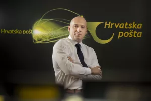 Ivan Čulo,predsjednik Uprave Hrvatske po&scaron;te:Imamo najveći zeleni vozni park u Hrvatskoj - U prvom kvartalu 2023. ostvarili smo veće poslovne prihode u odnosu na isto razdoblje pro&scaron;le godine. Dobre rezultate prate i veći poslovni rashodi na koje je osim inflacije utjecala i činjenica da smo za 8000 radnika u operativi povećali plaću za 20 posto tijekom pro&scaron;le godine. Do kraja 2023. očekujemo daljnji rast poslovnih prihoda, a godinu će obilježiti novi rekordi u količinama i volumenima paketa.Hrvatska po&scaron;ta bilježi rast paketa od 28 posto u odnosu na prethodnu godinu, dok su zapadnoeuropski operateri na nuli ili čak bilježe skromni pad. Paketno poslovanje je budućnost na&scaron;eg sektora i pripremamo se za daljnji rast paketnih po&scaron;iljaka koji očekujemo, kao i za pad pismovnih. Jedan od najsvježijih primjera je dovr&scaron;etak mreže paketomata koji su idealan kanal za preuzimanje i slanje paketa. Na&scaron; najveći i dugoročni izazov je balansiranje između velikog rasta paketnog poslovanja te smanjenja negativnog utjecaja na okoli&scaron;. Do sada smo napravili velike korake u smjeru transformacije poslovanja u 'zeleno' i održivo. Imamo najveći 'zeleni' vozni park u Hrvatskoj s vi&scaron;e od 420 električnih vozila. Razvijamo vlastitu mrežu punionica za električna vozila, a ove godine ćemo ih postaviti vi&scaron;e od 80 u 18 gradova diljem Hrvatske. Rezultati na&scaron;ih ulaganja su mjerljivi i zahvaljujući električnim vozilima ove ćemo godine smanjiti emisije C02 za vi&scaron;e od 1300 tona. S druge strane realizirali smo velika ulaganja u novu infrastrukturu vrijedna 160 milijuna eura, a nova tehnologija otvorila nam je nove suradnje s velikim domaćim i međunarodnim e-trgovinama. U svibnju smo pokrenuli proces reorganizacije, a istovremeno smo u pripremi restrukturiranja cijele tvrtke jer mijenjamo kompletan divizijski ustroj. Na&scaron;om novom strategijom definirani su ciljevi za razdoblje do 2025. i sa smjerom do 2030., a već smo započeli s provedbom 20-ak projekata iz novog ciklusa. Po&scaron;ta, nažalost, ne može povući značajnija sredstva iz EU fondova jer smo veliki državni subjekt koji prima određenu naknadu za nepravedno financijsko opterećenje te nismo prihvatljivi prijavitelj na većinu natječaja. Robotizacija i automatizacija već su godinama dio na&scaron;ih poslovnih procesa. Ostvarenje potencijala napravili smo otvaranjem na&scaron;eg Nacionalnog skladi&scaron;no-sortirnog centra u Velikoj Gorici u kojem je razvrstavanje po&scaron;iljaka u potpunosti automatizirano. Sortirni centar nam služi i kao poligon za testiranje potencijala novih tehnologija jer kroz takve pilot-projekte prikupljamo vrijedne podatke o mogućnosti kori&scaron;tenja novih tehnologija u na&scaron;em poslovanju