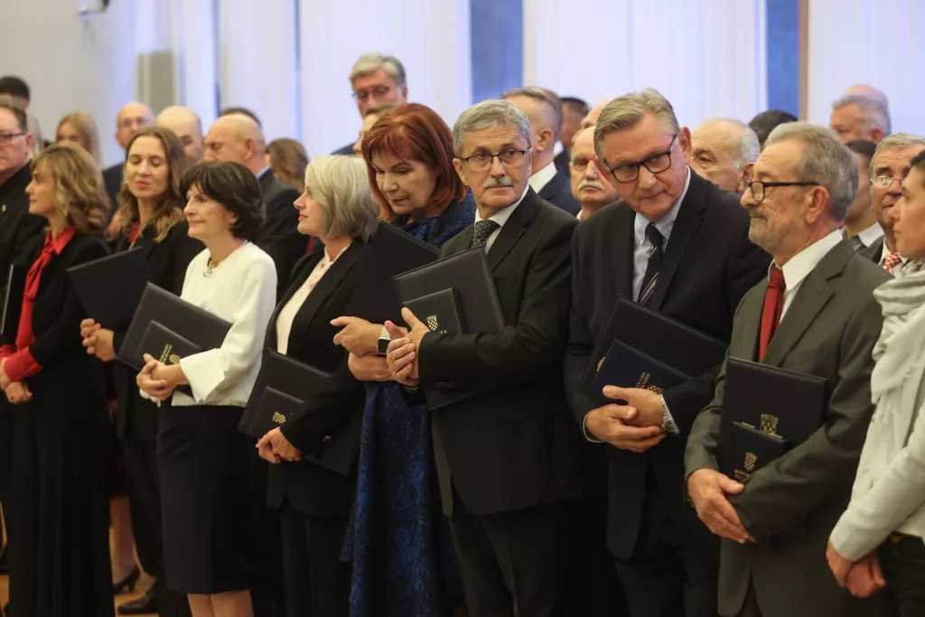 Predsjednik Republike Hrvatske Zoran Milanović uručio je odlikovanja zaslužnim pojedincima i udrugama iz područja kulture, gospodarstva, znanosti i sporta. Miodrag &Scaron;ajatović, Branko Uvodić.