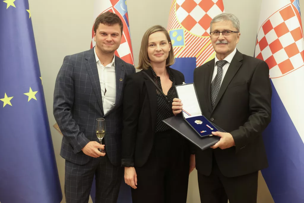 Predsjednik Republike Hrvatske Zoran Milanović uručio je odlikovanja zaslužnim pojedincima i udrugama iz područja kulture, gospodarstva, znanosti i sporta. Roko Kalafatić, Bojana Božanić, Miodrag &Scaron;ajatović.
