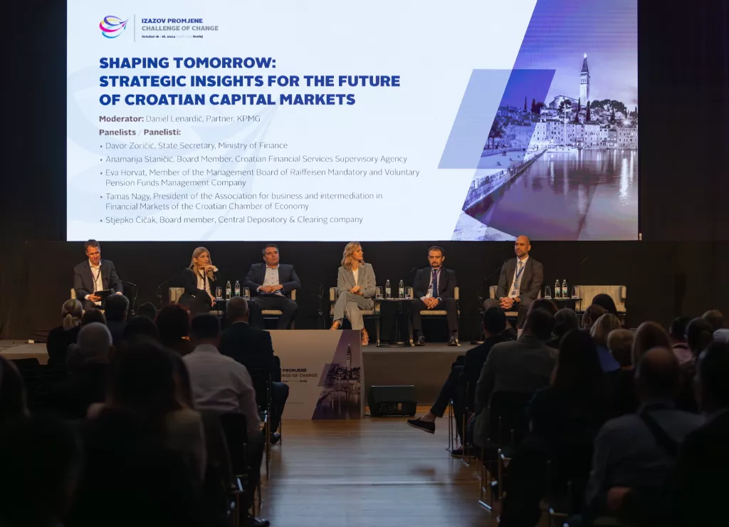 Panel Oblikovanje sutra&scaron;njice: Strate&scaron;ki uvidi za budućnost hrvatskog trži&scaron;ta kapitala na kojemu su sudjelovali državni tajnik Ministarstva financija Davor Zoričić, članica Uprave Hanfe Anamarija Staničić, članica Uprave Raiffeisen dru&scaron;tva za upravljanje obveznim i dobrovoljnim mirovinskim fondovima Eva Horvat, predsjednik Udruženja za poslovanje i posredovanje na financijskim trži&scaron;tima Hrvatske gospodarske komore Tamas Nagy te član Uprave Sredi&scaron;njeg klirin&scaron;kog depozitarnog dru&scaron;tva (SKDD) Stjepko Čičak