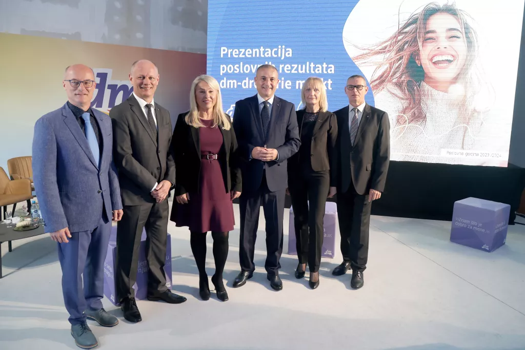 dm predstavlja rezultate poslovne godine 2023./2024. Dario Klemar, Davor Željko, Mirko Mrakužić, Gordana Picek, Ana Fustač Krilčić i Branko Zvonarić