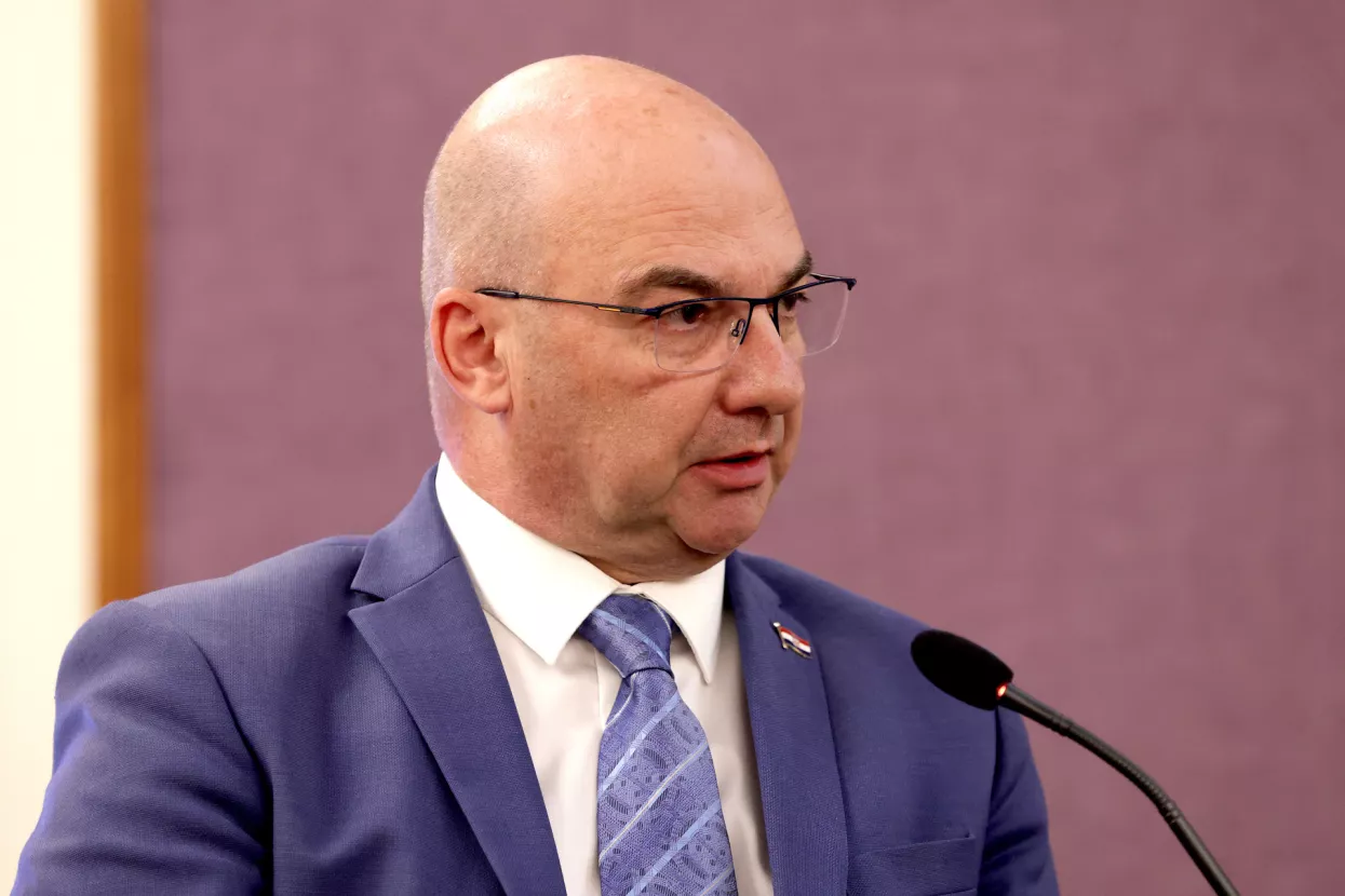Energetska budućnost Hrvatske 2024. Okrugli stol "Kako dekarbonizaciju ubaciti u vi&scaron;u brzinu?" Ivo Milatić, Luka Balen, Ivo Čović, Maja Pokrovac, Željko Vrban i Gordana Gelenčer