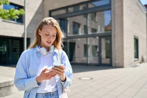 djevojka s mobitelom, online trgovina