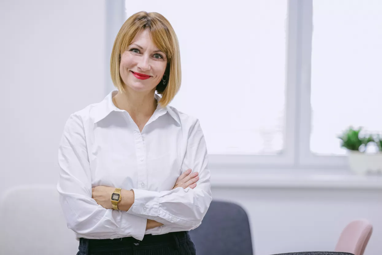 Sanja Petek Mujačić, izvr&scaron;na direktorica i partnerica Hauska i Partner:Interno ćemo se fokusirati na daljnji razvoj multidisciplinarnih timova- Održivo poslovanje i organizacijski razvoj na&scaron;a su dva strate&scaron;ka smjera kojima smo u potpunosti posvećeni. Brojne zakonske regulative, ali i očekivanja dionika &ndash; potro&scaron;ača, zajednice i zaposlenika potiču organizacije na sve brže usvajanje značajnih promjena povezanih s ESG kriterijima. Održivo poslovanje postaje dio kontinuirane dobre poslovne prakse, a kompanije se ulažući u razvoj resursa i svog internog kapaciteta zapravo bave i korisničkim iskustvom, te strate&scaron;ki upravljaju i komunikacijom. Sve postaje povezano i ESG se vi&scaron;e ne promatra kao dodatak poslovnim aktivnostima ili samo kao jedan smjer unutar poslovne strategije. Velik broj kompanija bori se s brojim izazovima na trži&scaron;tu rada, od privlačenja, zadržavanja, angažiranja zaposlenika. Tvrtke se mijenjaju ne bi li postale zanimljive novim generacijama, uvode se novi modeli rada, suradnje, komunikacije, a sve to zahtjeva i rad na organizacijskoj kulturi i razvoju lidera. Mi imamo kapacitet podržati ih u tim pitanjima. Na strate&scaron;ku podr&scaron;ku menadžmentu kompanija te njihovim timovima usmjerenim na integraciju ESG kriterija u poslovanje (od razvoja proizvoda, ljudskih resursa, nabave do marketinga korporativnih komunikacija), te odgovorno komuniciranje vlastitih utjecaja (pozitivnih i manje pozitivnih). Uz to, usmjeriti ćemo se i na podr&scaron;ku tvrtkama u razvoju odgovarajuće organizacijske kulture, prihvaćanju promjena i bržoj integraciji novih ideja poslovanja kroz zaposlenike koji sve te promjene i trebaju provesti. Interno ćemo se fokusirati na daljnji razvoj multidisciplinarnih timova koji mogu pokriti razna pitanja od strate&scaron;kog savjetovanja, HR savjetovanja, CSR-a, odnosa za zaposlenicima i interne komunikacije na&scaron;ih klijenata. 